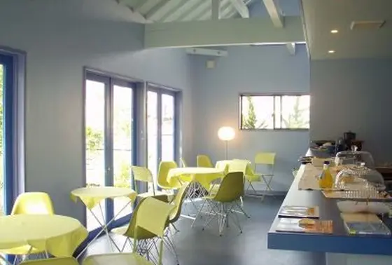 青と黄色で統一された店内