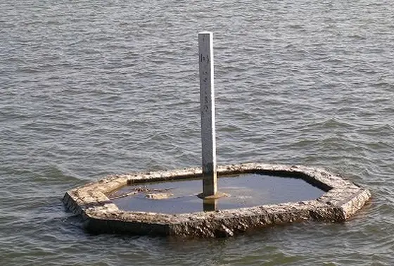 今はなき湖中の句碑