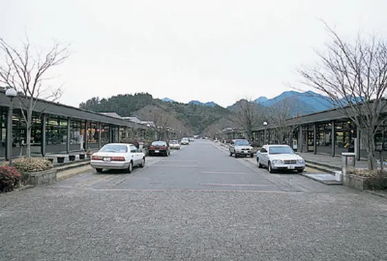 有田陶磁の里プラザ　有田焼卸団地