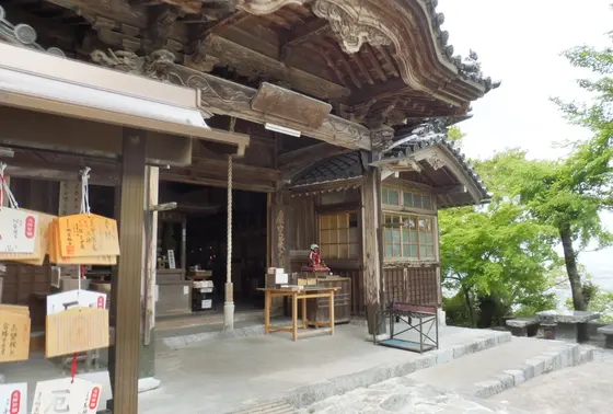 本堂にお参りします。