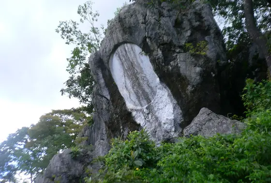 本堂の裏には奇石が群立