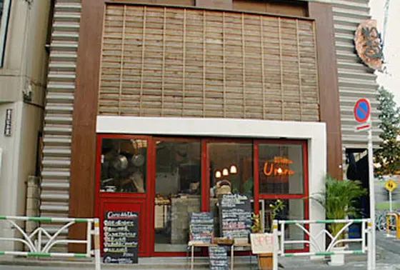 曲がり角にあるおしゃれなお店