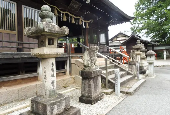 雲八の子孫が寄進した灯篭