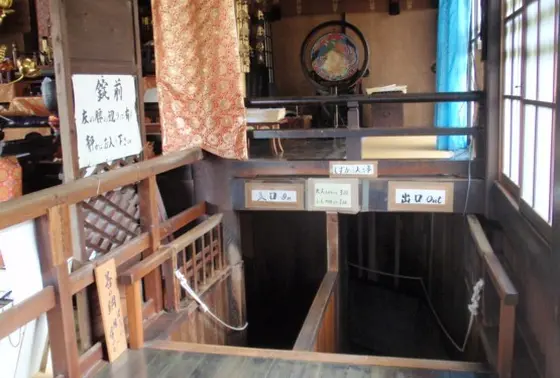 本堂、卍型の戒壇めぐり
