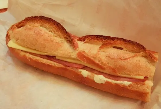 大好きなハムチーズのバケットサンド。