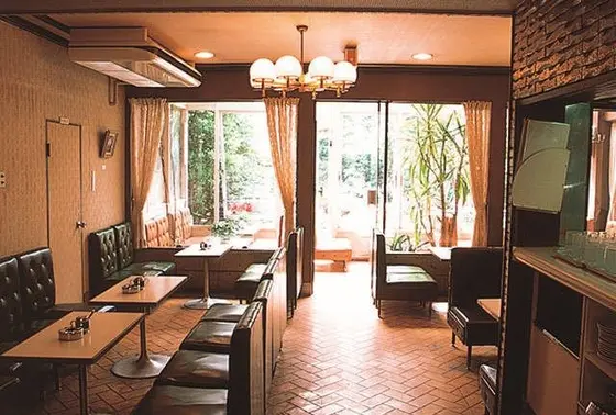 ラグジュアリーな店内