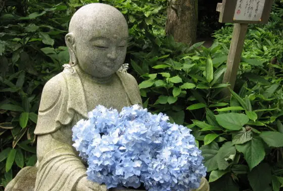 庭園内には可愛らしい仏像がたくさんあります。