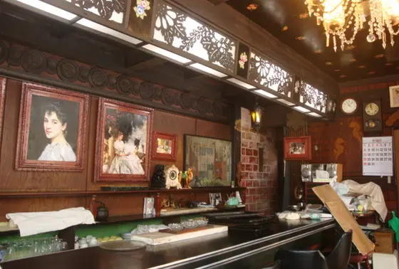 まるでおばあちゃんの宝石箱のような内装