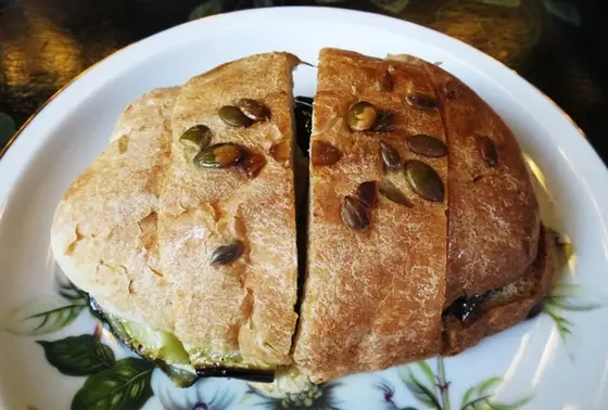 懐かしさを感じるシンプルなハードパンも