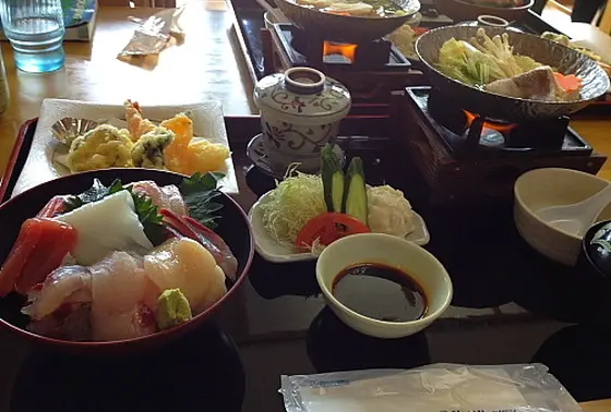 みんなでわいわい夕食タイム。