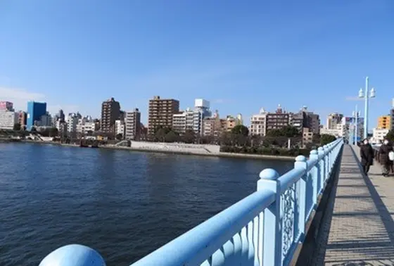 両サイドには隅田川