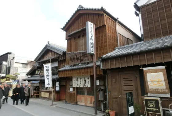 切妻屋根が続く おはらい町
