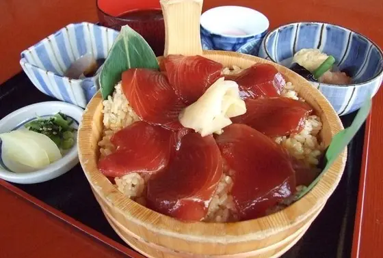手おけに入った 手こね寿司