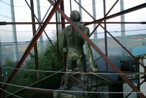 「抗議する農民」像