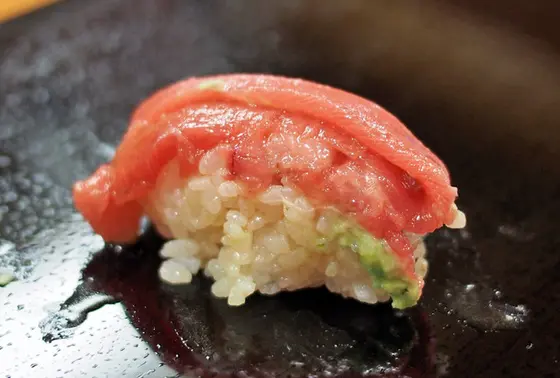 軽く握られ箸ではなく手で掴む