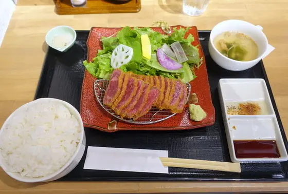 サッパリしておりいくらでも食べれる牛カツ