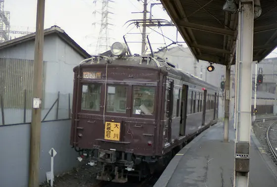 かつてはチョコレート色の電車が走行