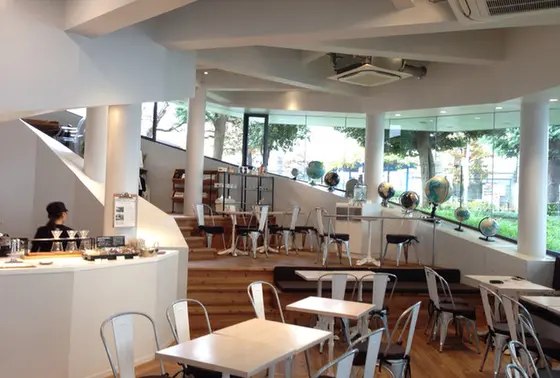 螺旋階段になっている面白い店内