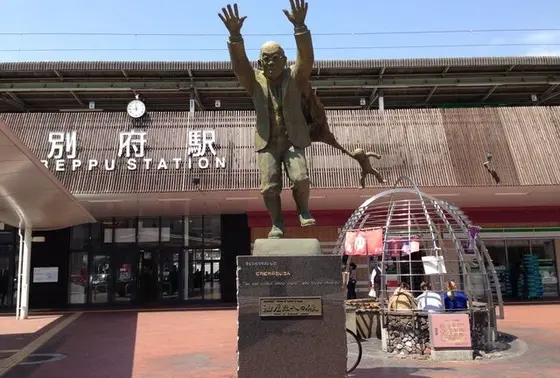 油屋熊八像