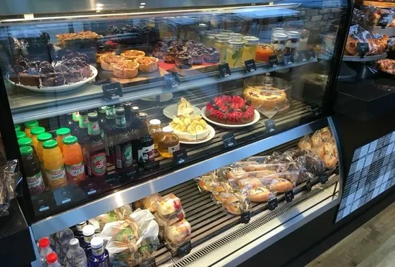 ケーキやサンドイッチなどメニューも充実