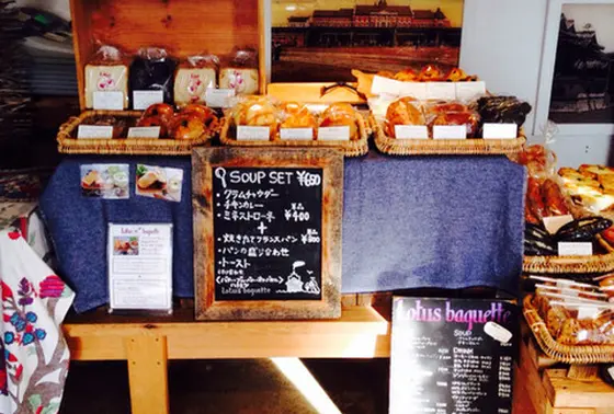 白い建物の中で食べれます