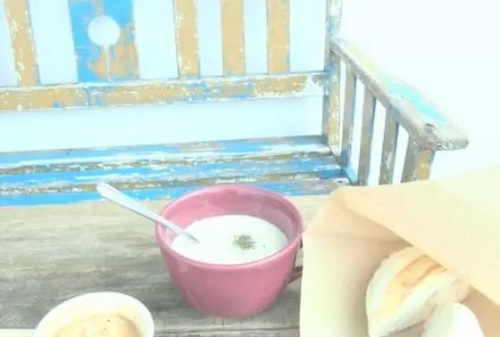 外でベンチに座って食べるのも良い