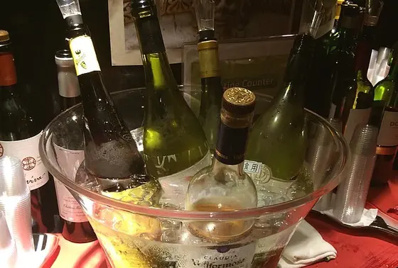 ワインバーでは試飲もできます