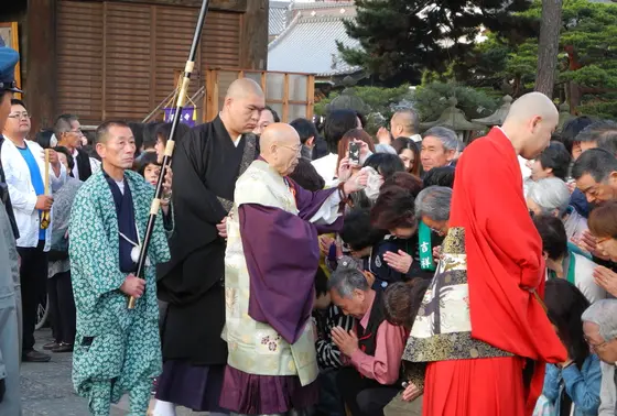 朝第一回目の御数珠頂戴