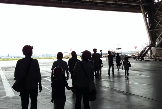 間近に迫る飛行機