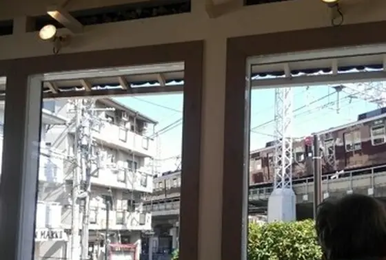阪急電車が行き交うのが眺められます