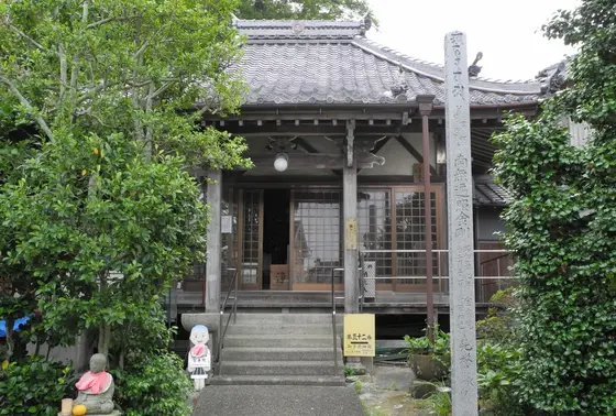 間口より奥が深い境内