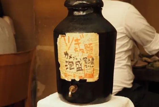 泡盛を蛇口から注ぐ