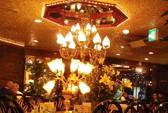 アンティーク調の落ち着いた内装