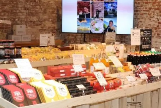 淡路島の魅力的な商品やおみやげを取り揃えたマルシェ