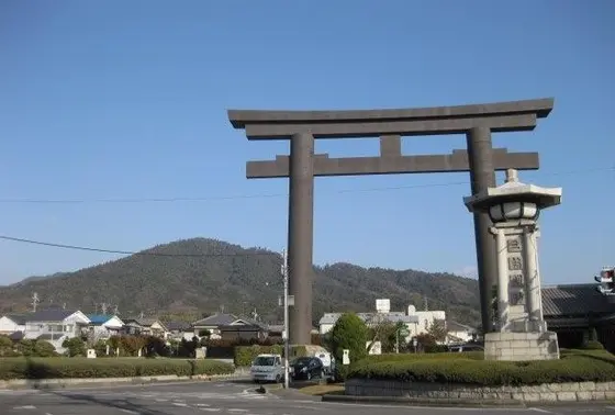 大鳥居（一の鳥居）と三輪山
