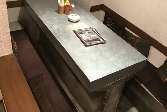 奥にテーブル席が一卓あり