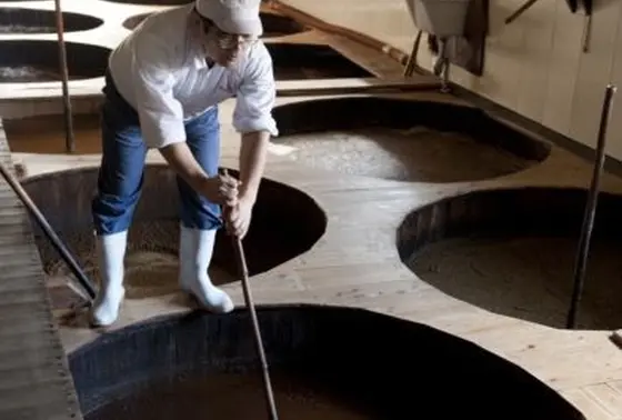 木の樽でお醤油作り