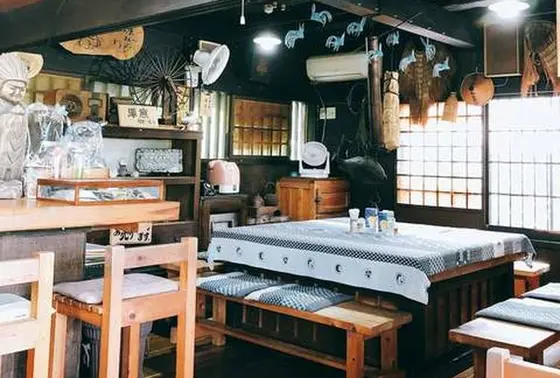 店内。