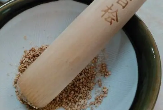 ゴマをする。