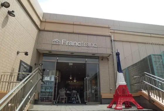 ビルの三階！ 階段で登ろう。