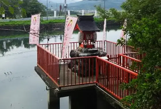 神池と辨財天さん