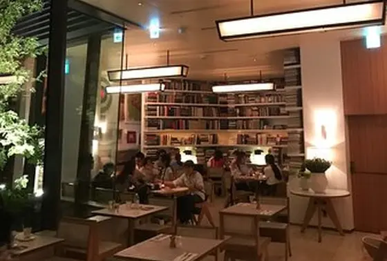 夜は雰囲気が変わり、いい感じのムードになります！
