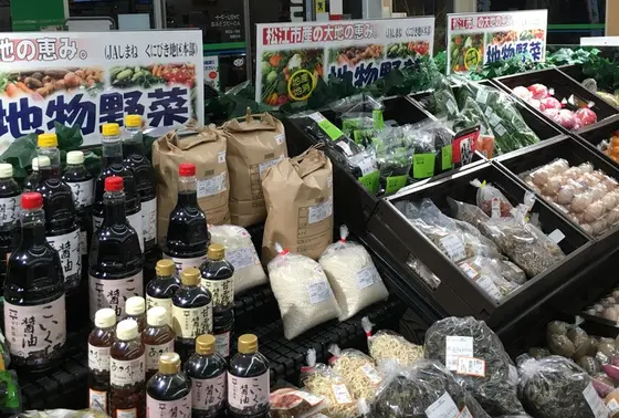 地元の野菜や特産品が買える