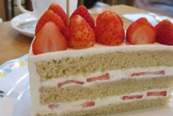 ふぞろいいちごのショートケーキ