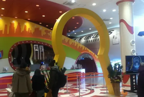 エントランスにはJALの飛行機が！
