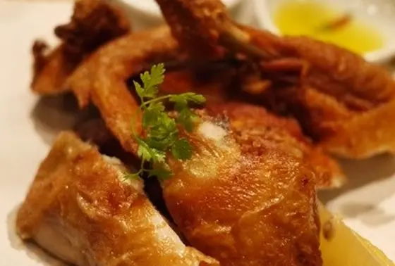 丸鶏の素揚げは人気メニュー！