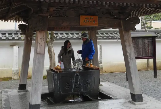 手水ではなく、手温泉でした。