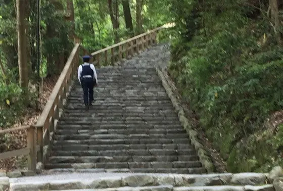 石段を登って