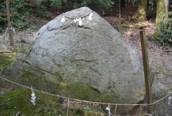 神の御座所「磐座（いわくら）」