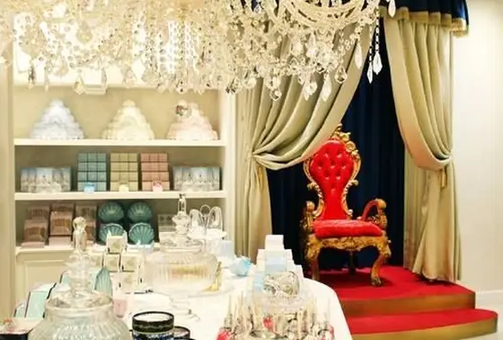 まるでプリンセスのお部屋のような白亜の店内